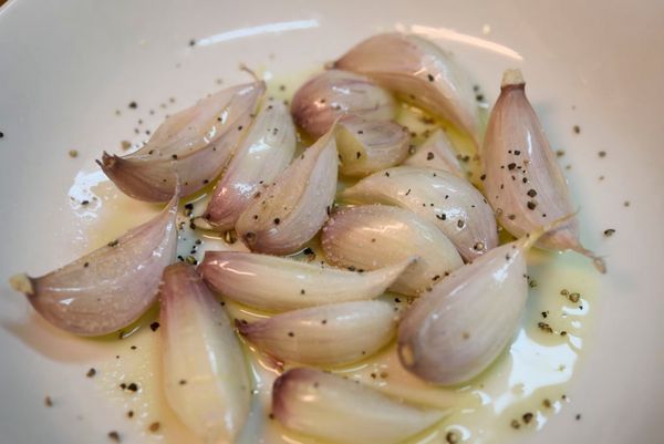 撒上些許鹽巴及胡椒