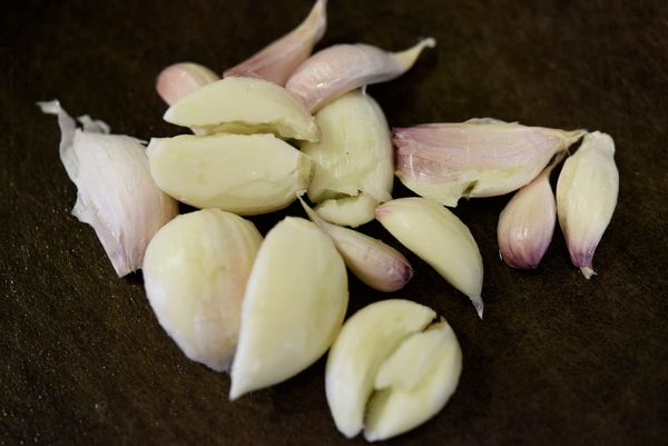 ※注意:因蒜頭瓣進入烤箱，在裡面可能會輕微爆開，所以害怕的人可以先用小刀劃一刀或拍碎