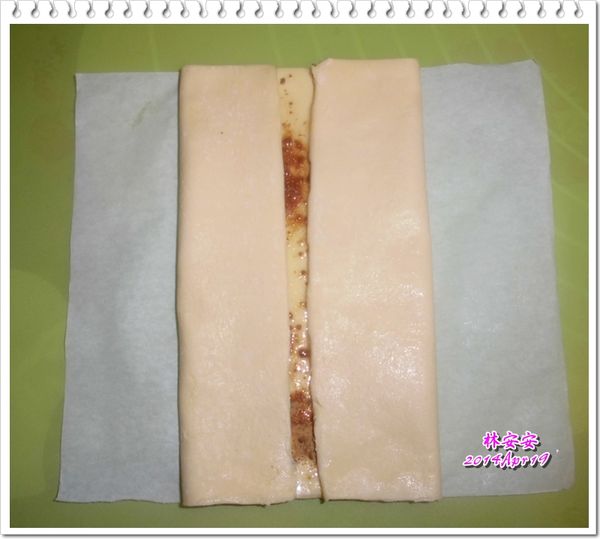 灑上適量黑糖，將起酥片往中心點對折。酥皮中心點請記得留小縫隙，以避免待會兒再次對折時，酥皮太緊而扭曲變形。