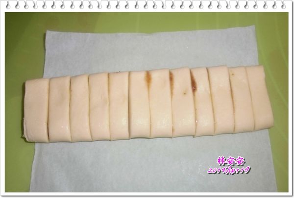 操作速度如果夠快，可立刻將折疊好的酥皮，切0.7mm左右的寬度。（如果因為不夠熟練，酥皮已經太軟變黏了不好切，可以先放回冷凍庫冰個１０分鐘，再取出切片）