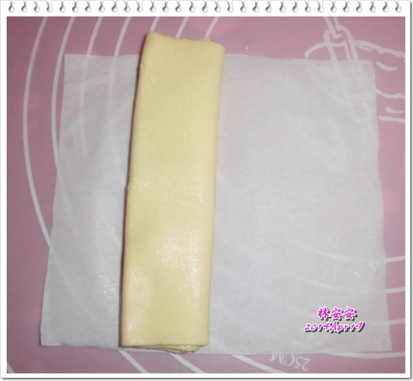 將酥皮再次對折。