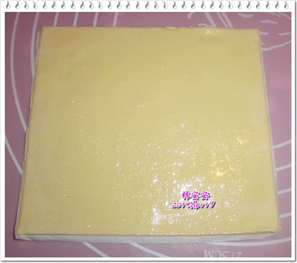 取出冷凍起酥片（不必退冰，只需稍軟即可操作），刷上步驟１之蛋白糖液。