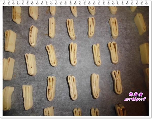 將酥皮切片如相片所示，立起來排入烤盤中。（請注意：要記得留空間讓酥皮澎鬆長大唷）