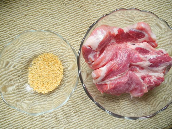 1.準備食材：梅花肉片（0.5ＣＭ）、白芝麻粒