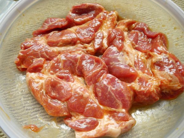 調製醃料：將淬釀日式和風醬油露_干貝風味、五香／胡椒粉、糖、橄欖油、米洒、蜂蜜混合後，將醃醬倒入肉片，醃漬約3小時