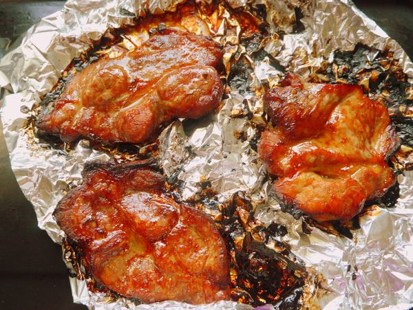 入烤箱２５０度上下火，每１０分鐘翻一次面並塗上蜂蜜水，烤至微焦金黃色取出後（喜歡煙燻碳火的味道，可以用紅茶、砂糖、白米、麵粉放在鋁箔紙上，待肉快熟放在下層一併烘烤，温度２５０待煙冒出即可將開關關閉）