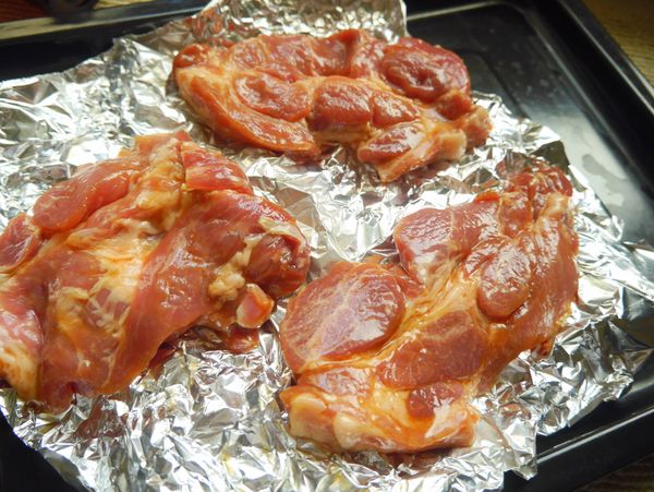 將錫箔紙揉一下攤開，將肉片置於上頭入烤箱