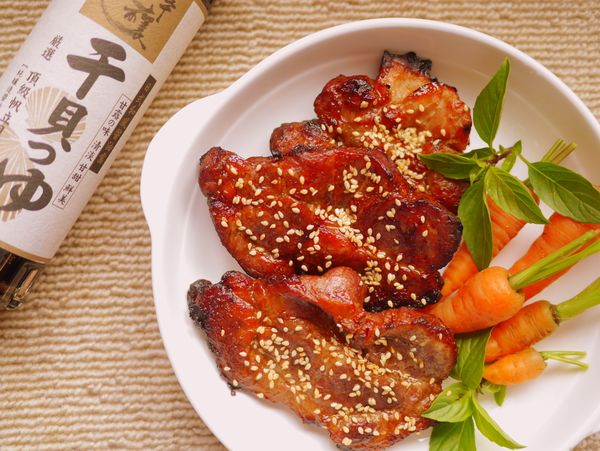 灑上白芝麻，【陽光蜜汁肉排】完成囉！！