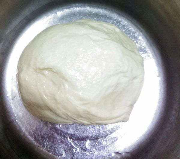 除奶油外，其餘材料放麵包機順序老麵-牛奶-水-糖-鹽-麵粉-酵母攪拌5分鐘後置入奶油續攪15分,麵糰放入鋼盤(底稍抹油),麵糰表面噴水，入烤箱，放碗熱水進行一發40 分鐘