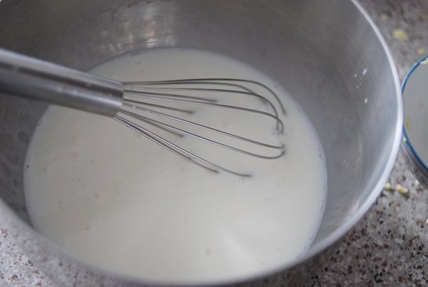 將鮮牛奶，蛋白，糖及薑汁拌勻，不用打發太久，拌勻即可