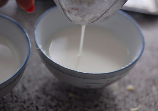 再將混合液過篩，倒入碗內