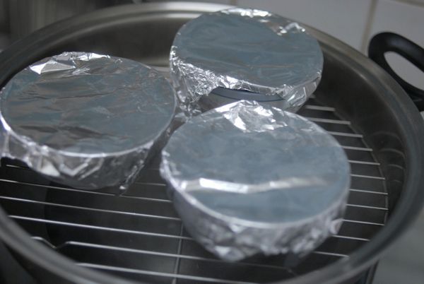 用錫紙（鋁箔紙）蓋著碗面（以防倒汗水令表面不平滑）