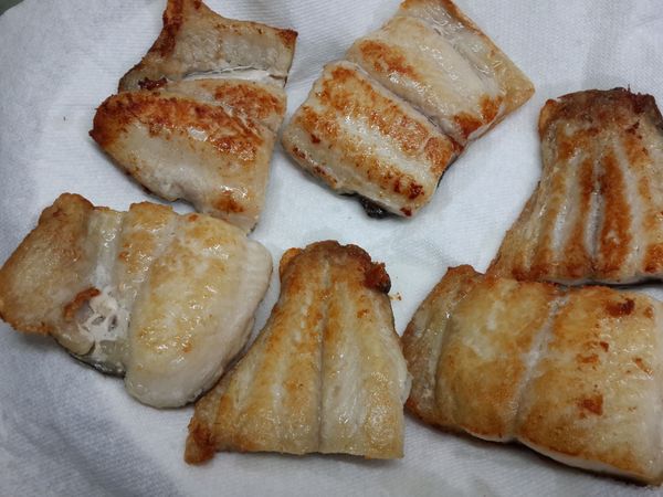 1.魚排切3段，起鍋，倒入油燒熱，煎到魚表面，呈現金黃
2.原鍋放入蒜粒，慢火爆香，加入切成片裝的奶油，融化後，倒入檸檬汁，糖(試試鹹度和酸度再調整)，奶油有的有鹹度，放入檸檬皮絲，灑入適量的肉桂粉(看個人喜好)，轉中火煮滾到湯汁呈現稠度，熄火