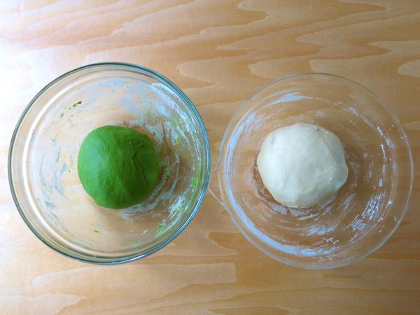 個別將2份材料混合在盆內，用手攪和搓揉約15分鐘成糰。(也可使用麵包機高速攪拌15分鐘)