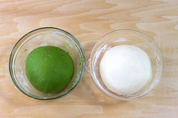 容器表面蓋塊布(防表面乾燥)，放置未啟動的烤箱裡進行發酵，待1.5-2倍大取出，(發酵時間約1小時)