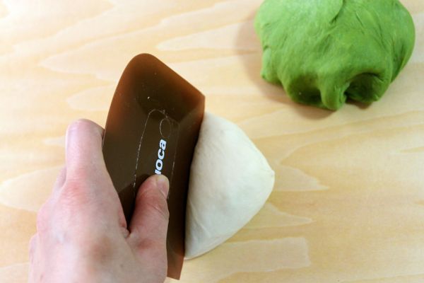 握拳向下輕輕將麵糰空氣壓出（別過於用力），個別將2色麵糰用刮刀各切開。