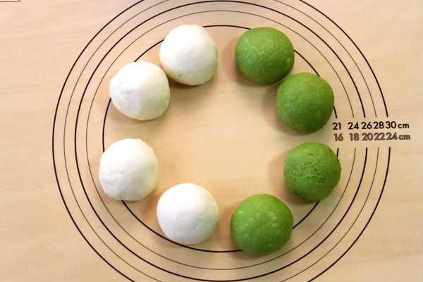 用手掌握住麵糰，搓揉成相同圓形4塊(2色麵糰共8塊)。