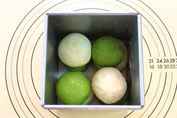 放把2色麵糰交互擺在正角模型裡。