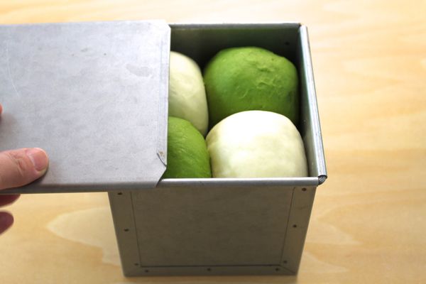 放置溫暖處進行發酵(約30-45分鐘)，發酵至1.5-2倍大就可以了(模型8分滿)，蓋上蓋子，放入以180℃預熱烤箱裡，用160℃烤30分鐘。