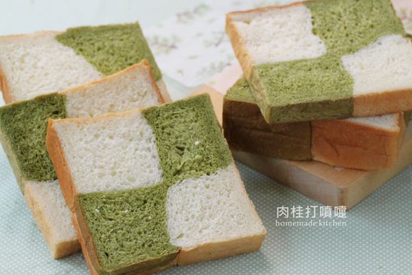 烘烤完成後立刻將吐司取出，輕拍四邊倒出放置冷卻架放涼再切片就完成了。