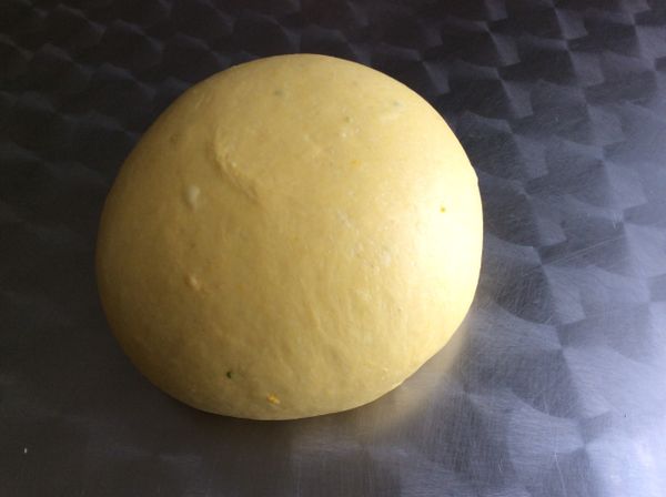 所有食材揉成團，鮮奶酌量加入，奶油最後成團後才加入，揉至光滑可拉出薄膜。蓋上保鲜膜發酵至二倍大。