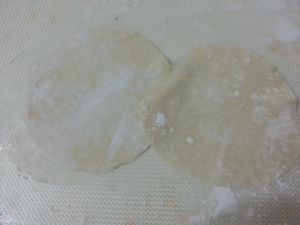 水餃皮先用擀麵棍擀平備用