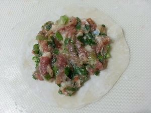 拿一張水餃皮鋪底把拌好的料放在上面