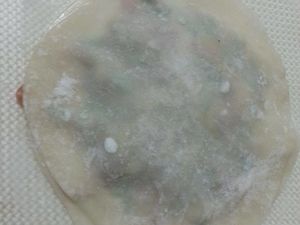 上面再放一張水餃皮.接口沾水上下壓緊