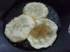 再將包好的材料下鍋油炸炸至金黃色即可