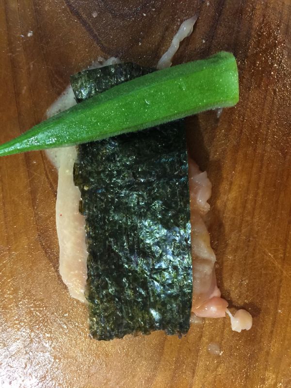 雞肉灑鹽、抹上味噌醬、鋪上海苔片、一根秋葵後捲起