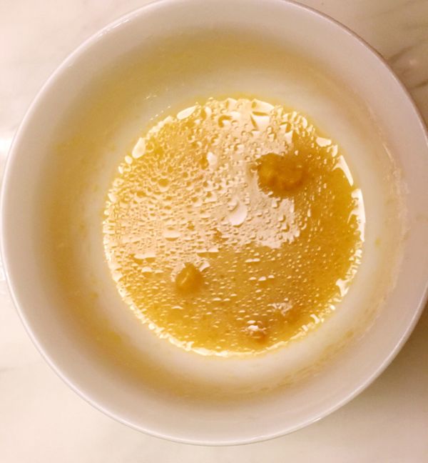 味噌、味醂、橄欖油、溫水拌勻分成兩小碗備用；一碗抹生雞肉片用，另一碗盛盤時調味用