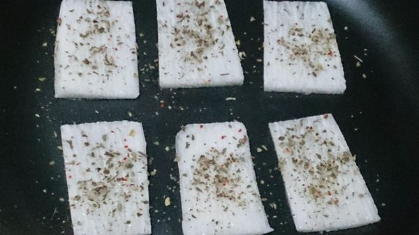 山葯去皮切片，大約0.5公分厚，排盤，灑上義大利香料粉，吃時用海苔包起來，簡單快速又健康的料理。