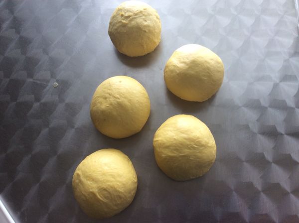 發酵完成的麵團壓出空氣後分成5等分,滾圓後鬆弛20分鐘。