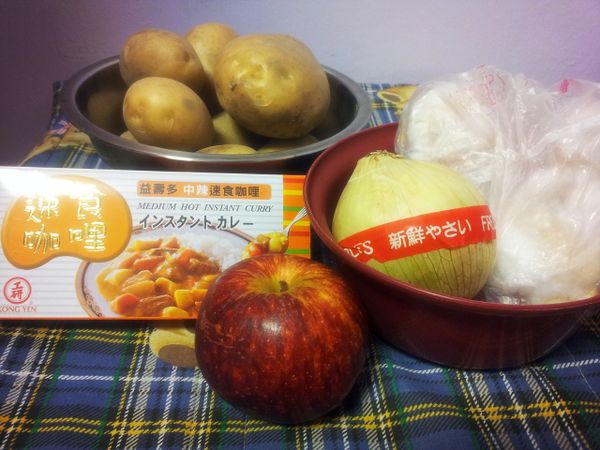 先將雞腿洗淨切成小塊狀備用!!