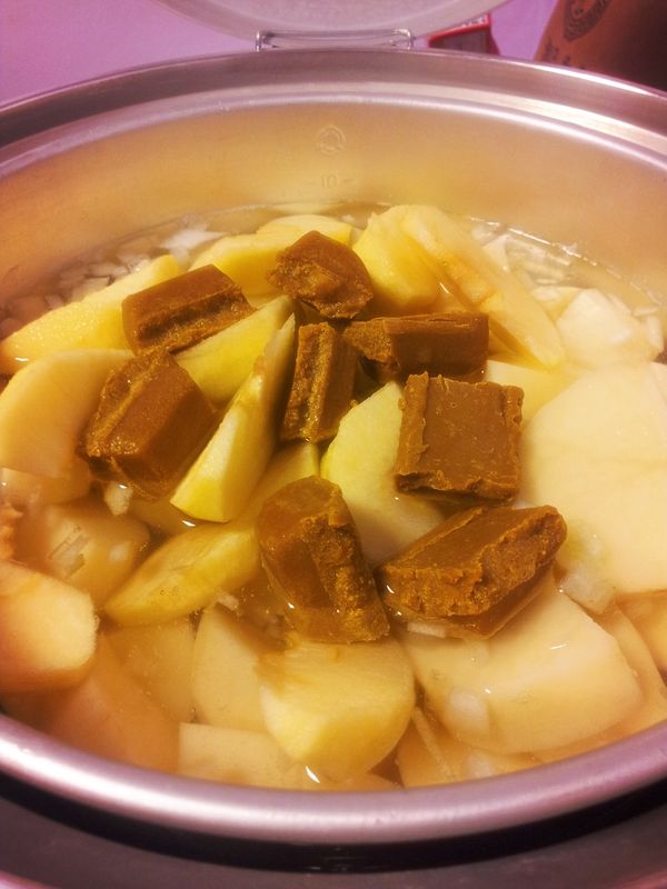 加入咖哩塊&amp;水調味後.先在電鍋的外鍋倒入2杯水.再將其放入電鍋蒸熟!!