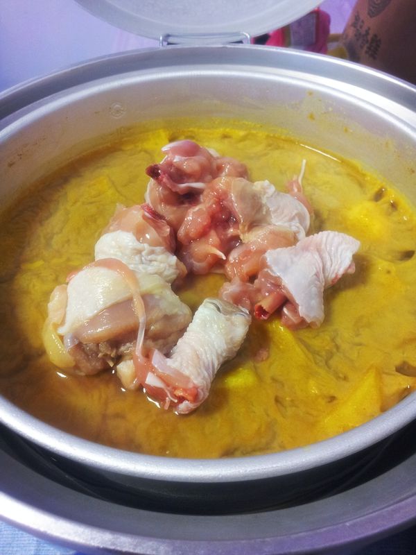 待起鍋後加入雞腿肉.再在電鍋的外鍋倒入2杯水.再將其放入電鍋蒸熟.出爐後即可食用!!