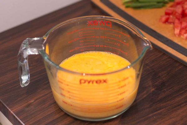 雞蛋稍為打勻蛋白及蛋黃，生粉A + 水A 拌勻後倒入蛋漿拌勻