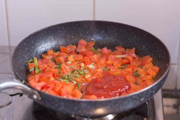 之後下蕃茄粒炒大約 3 分鐘左右至軟身及開始出水，取起薑片，加調味料糖﹑鹽及蕃茄醬炒勻