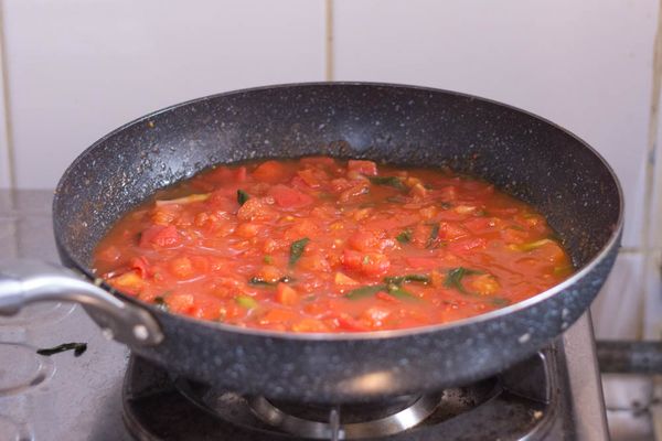 之後加入100毫升清水拌勻，煮滾後多煮 2 - 3 分鐘