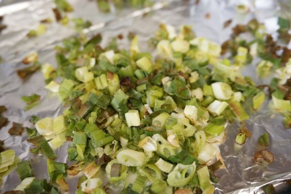 將蔥末進預熱好的烤箱中，以攝氏190烤12分鐘左右將水分烤乾。