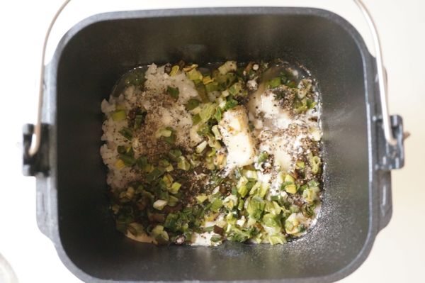 接著以麵粉、其他材料、水的順序將材料投入麵包機中。 (速發酵母粉除外)