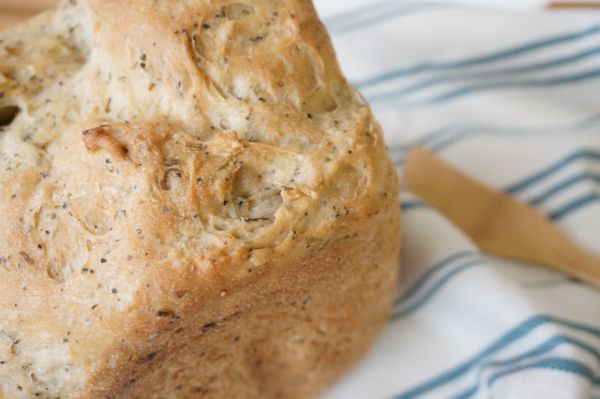 待麵包稍涼即可取出。烘烤後的青蔥和黑胡椒混合著麵包自然的香氣，超吸引人~~