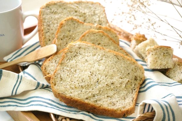 加了米飯的麵包口感更加細緻了，再加上黑胡椒和香蔥的提味，微微辛辣的鬆軟吐司，不需要搭配任何抹醬就超美味:)