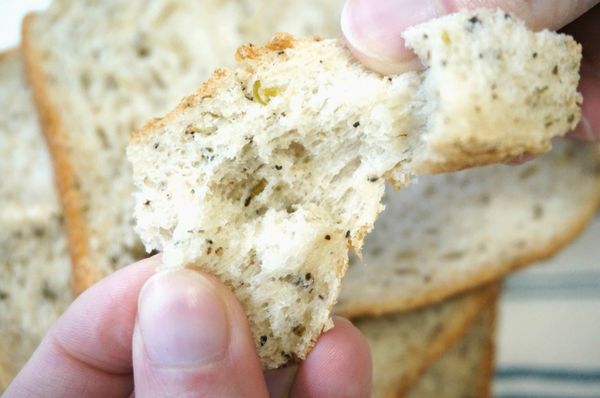 用Panasonic變頻製麵包機SD-BMT1000T做出來的麵包，變頻模式的製程運作使成品更加趨近於手揉麵包，和其他一般麵包機比起來烘烤後質地更加鬆軟細緻，完全不輸外頭麵包店的好口感!!在家就能變化出個人喜歡的風味麵包吐司，超級輕鬆美味又方便:))