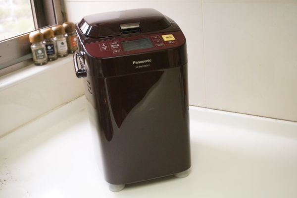 Panasonic變頻製麵包機SD-BMT1000T，外型一樣輕巧可愛，巧克力配色讓廚房多了暖洋洋的溫暖氣氛:)