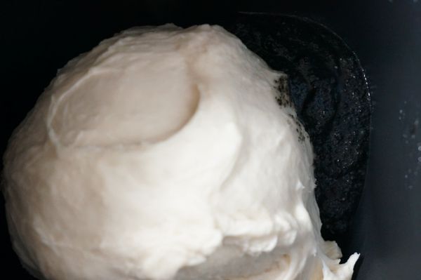 此時開蓋，先將麵糰取出，黑芝麻糊放在麵包容器底部後再將麵糰放回，蓋上製麵包機再按開始鍵，即可等待麵包烘培完成。(投入黑芝麻糊必須在嗶嗶聲響的5分鐘之內完成)