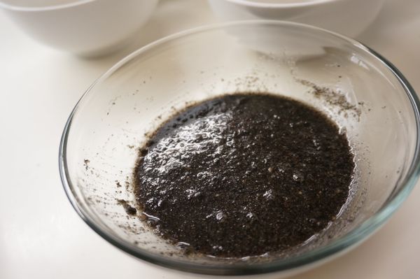 [黑芝麻糊]中的所有材料調勻備用。