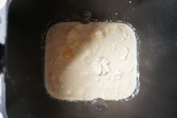 將[吐司材料]以麵粉、其他材料、豆漿的順序將材料投入麵包機中。 (速發酵母粉除外)