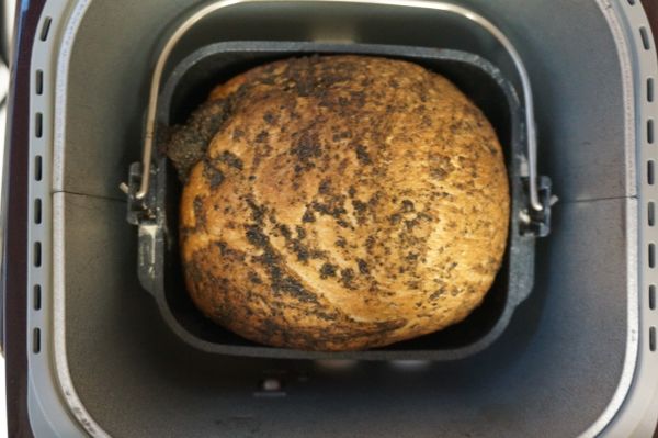 約2個半小時後，隨著香氣四溢，濃濃黑芝麻香的豆漿麵包出爐嚕~