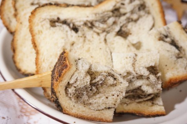 用Panasonic變頻製麵包機SD-BMT1000T做出來的麵包，變頻模式的製程使完成品更加趨近於手揉麵包，和其他一般麵包機比起來烘烤後質地更加鬆軟細緻，完全不輸外頭麵包店的好口感!濃濃的黑芝麻香交錯在鬆軟的豆漿麵包中，大理石紋的切面也非常討喜可愛，微甜滋味當成早餐或午茶都超適合:)